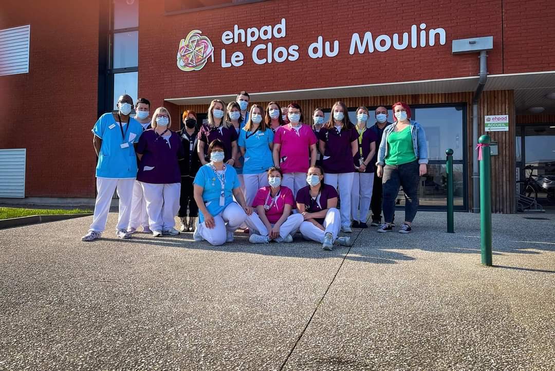 L’équipe du Clos du Moulin devant l’établissement